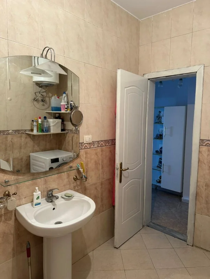 Tirane, jepet me qera apartament 2+1 Kati 4, 110 m² 750 € (Komuna Parisit)