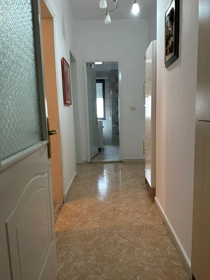 Tirane, jepet me qera apartament 2+1 Kati 4, 110 m² 750 € (Komuna Parisit)