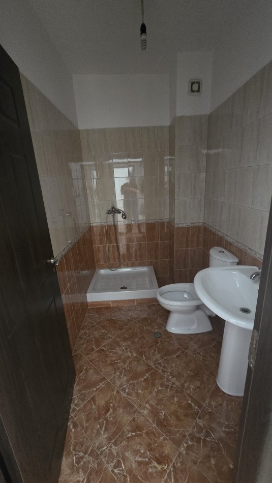 Tirane, jepet me qera apartament 2+1 Kati 1, 90 m² 400 € (Rruga e Dajtit, Fresku, Tiranë, TT 1243)