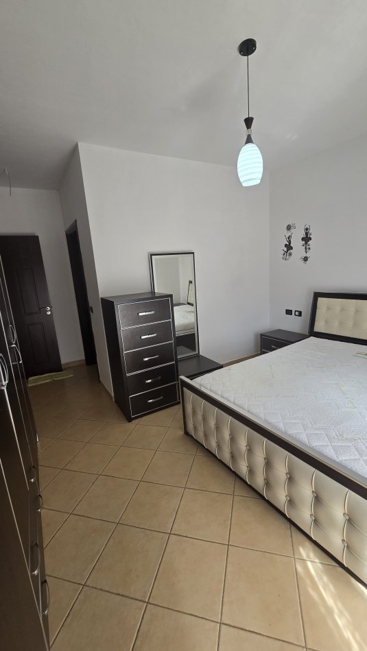 Tirane, jepet me qera apartament 2+1 Kati 1, 90 m² 400 € (Rruga e Dajtit, Fresku, Tiranë, TT 1243)