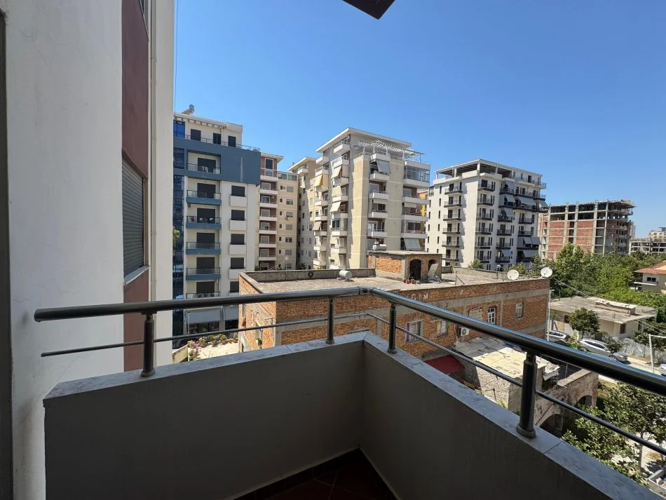 Vlore, jepet me qera apartament 2+1+Ballkon Kati 3, 70 m² 350 € (Rruga Gjergj Arianiti)