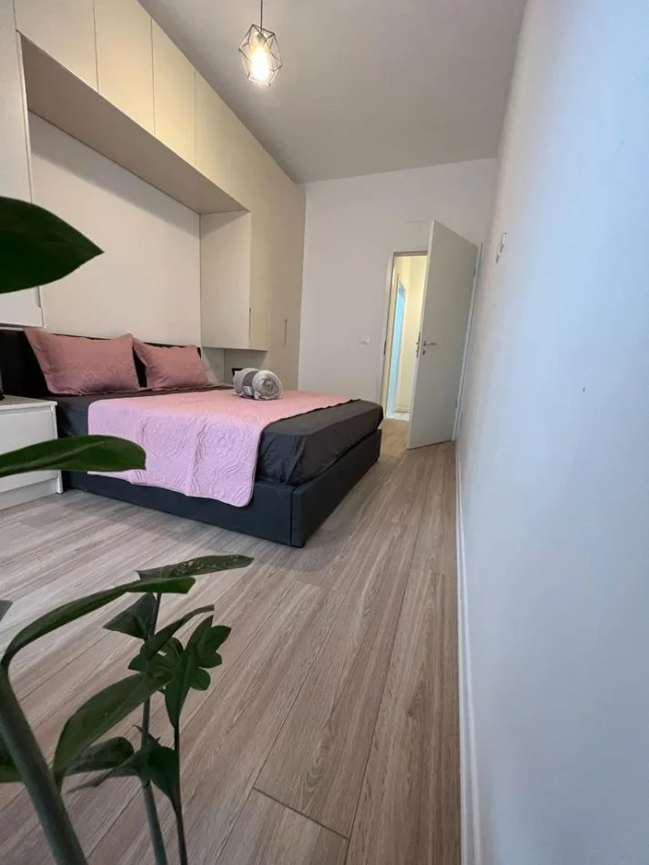 Tirane, jepet me qera apartament 1+1+Ballkon Kati 4, 61 m² 630 € (Kontakt)
