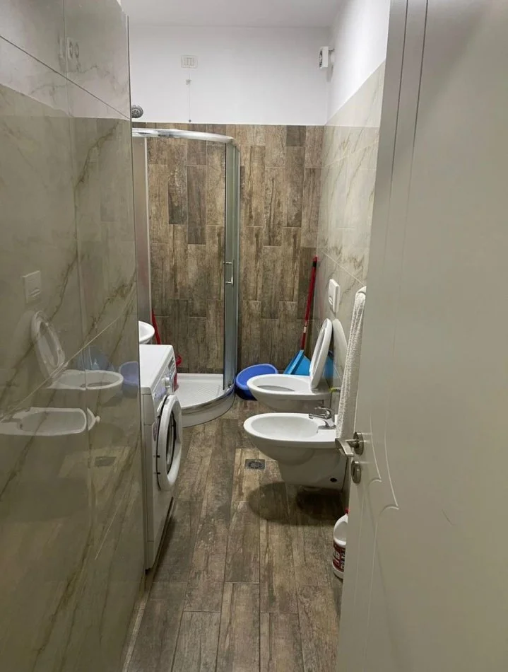 Tirane, shitet apartament 2+1+Ballkon Kati 2, 115 m² 150.000 € (Restorant Fresku)