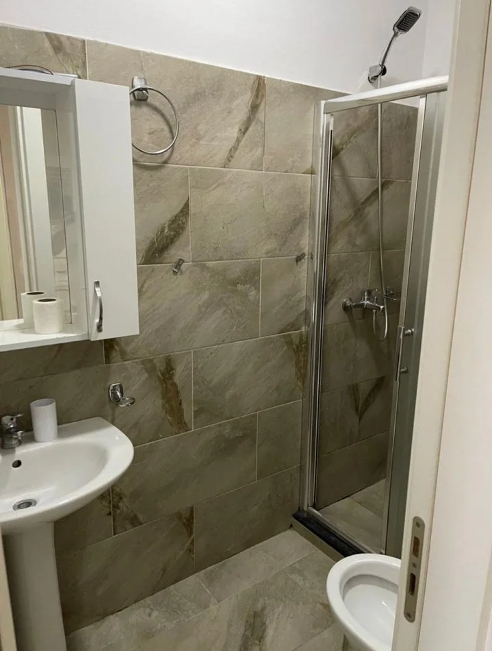 Tirane, shitet apartament 2+1+Ballkon Kati 2, 115 m² 150.000 € (Restorant Fresku)