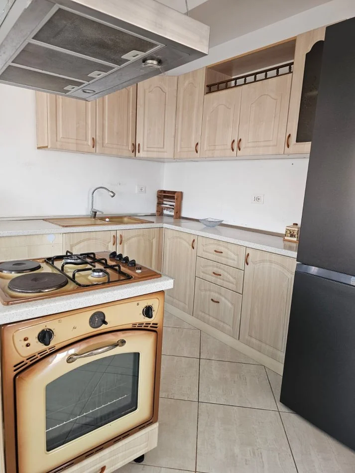 Tirane, jap me qera apartament+verande + 2 garazhde| Penthouse Kati 7,