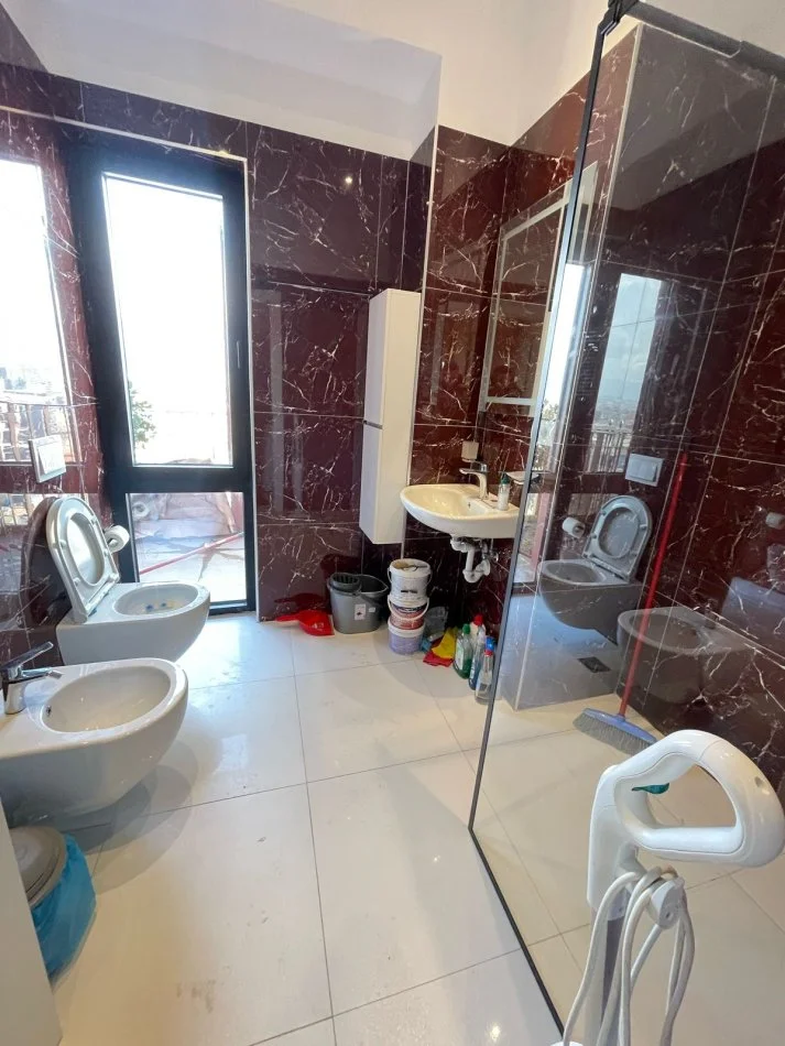 Tirane, jepet me qera apartament 2+1+Ballkon Kati 15, 110 m² 1.200 € (Garden Building)