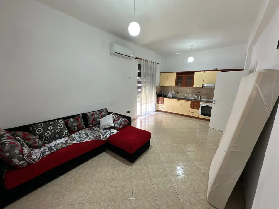 Tirane, jap me qera apartament 1+1 Kati 4, 65 m² 400 € (rruga e kavajes)