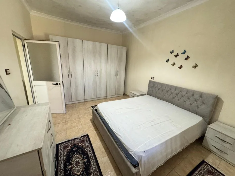 Tirane, jap me qera Vile 1+1 Kati 1, 60 m² 300 € (rruga Besim Alla)