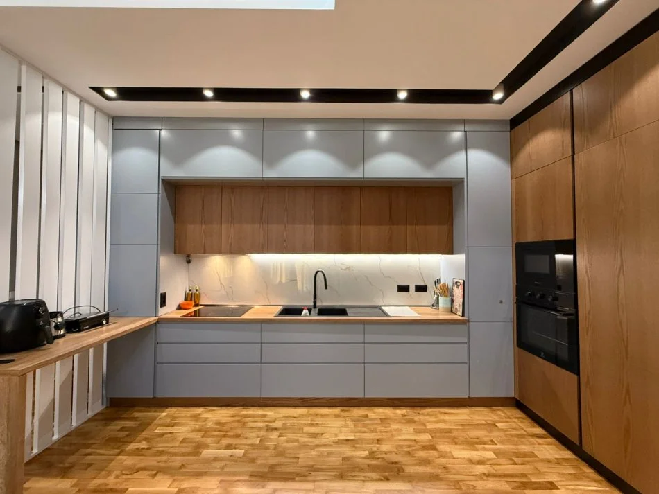 Tirane, shitet apartament 2+1 Kati 5, 300.000 m² 300.000 € (FRESK PERBALLE FURR BUKE EUROPA NE RRUGE KRYESORE.)