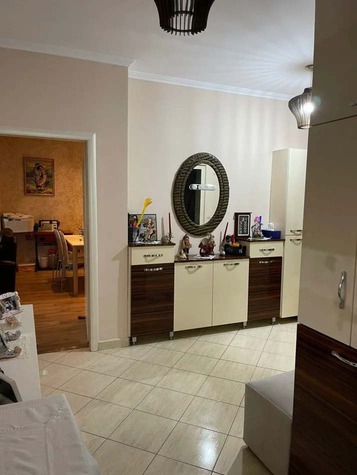 Tirane, jepet me qera apartament 2+1 Kati 2, 113 m² 650 € (Rruga Muhamet Gjollesha)