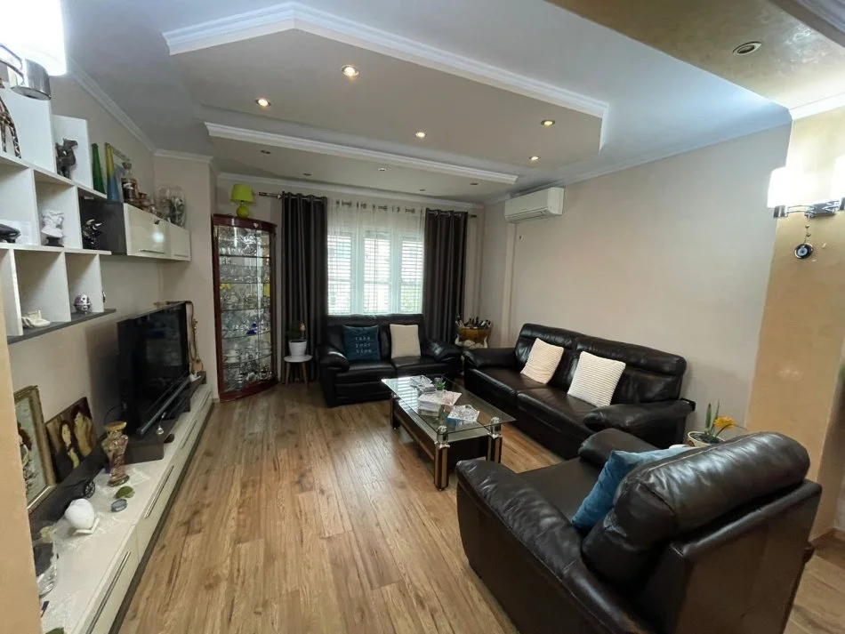 Tirane, jepet me qera apartament 2+1 Kati 2, 113 m² 650 € (Rruga Muhamet Gjollesha)