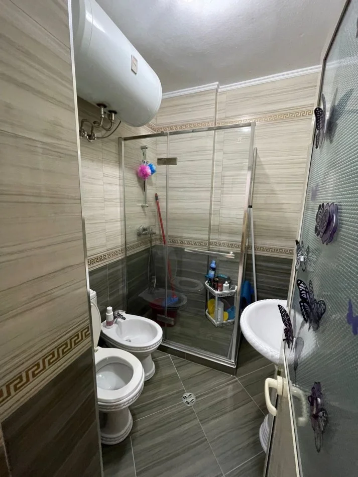 Tirane, jepet me qera apartament 2+1 Kati 2, 113 m² 650 € (Rruga Muhamet Gjollesha)