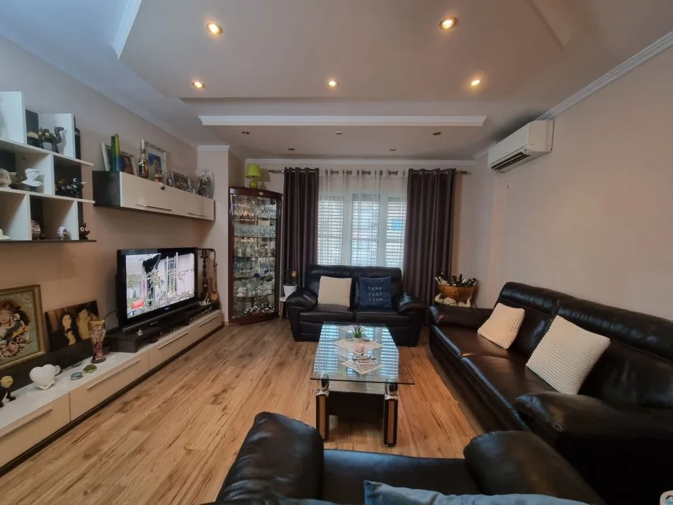 Tirane, jepet me qera apartament 2+1 Kati 2, 113 m² 650 € (Rruga Muhamet Gjollesha)