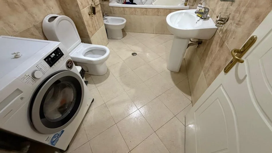 Tirane, jepet me qera apartament 2+1+Ballkon Kati 4, 105 m² 750 € (Komuna e Parisit)