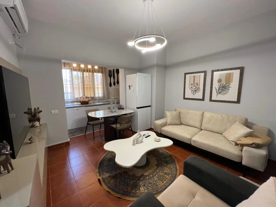 Tirane, jap me qera apartament 1+1 Kati 3, 60 m² 500 € (rruga e kavajes)