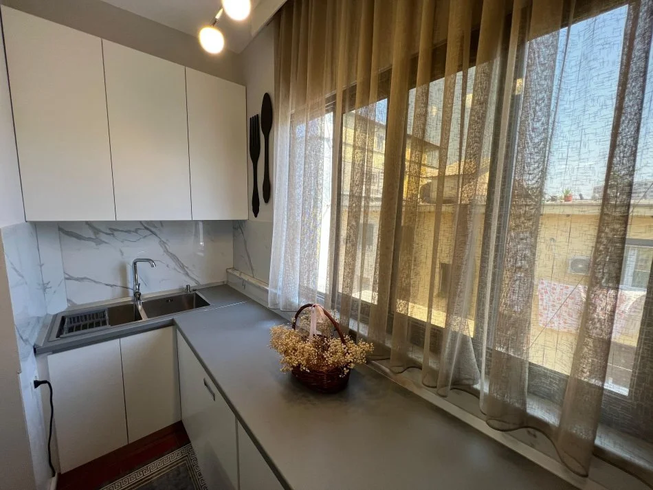 Tirane, jap me qera apartament 1+1 Kati 3, 60 m² 500 € (rruga e kavajes)