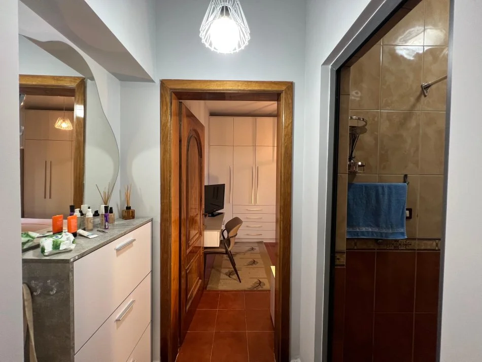 Tirane, jap me qera apartament 1+1 Kati 3, 60 m² 500 € (rruga e kavajes)