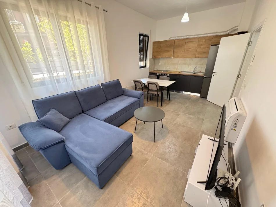 Tirane, jap me qera apartament 1+1+Ballkon Kati 1, 70 m² 500 € (rruga e zallit)