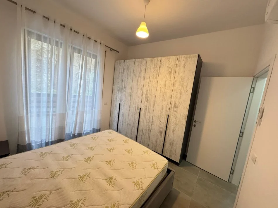 Tirane, jap me qera apartament 1+1+Ballkon Kati 1, 70 m² 500 € (rruga e zallit)