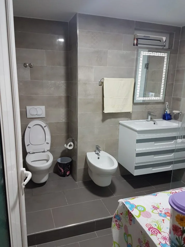 Tirane, jepet me qera apartament 2+1 Kati 5, 110 m² 600 € (Rruga e Durresit, prane gjimnazit Qemal Stafa)
