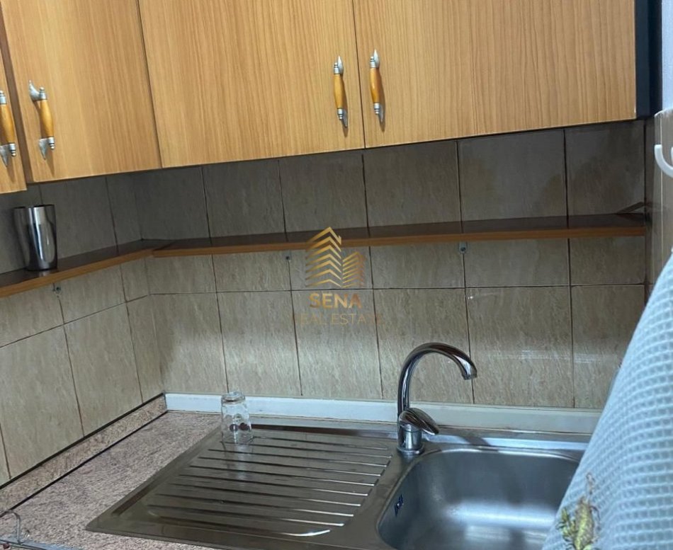 Tirane, jepet me qera garsonier 1+1 Kati 5, 44 m² 350 € (Rruga Bardhyl)