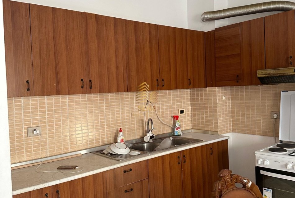 Tirane, jepet me qera apartament 1+1+Ballkon Kati 4, 80 m² 450 € (Rruga Ndre Mjeda)