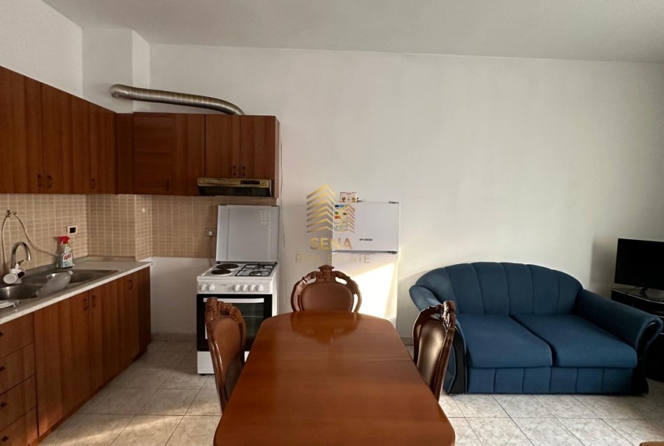 Tirane, jepet me qera apartament 1+1+Ballkon Kati 4, 80 m² 450 € (Rruga Ndre Mjeda)