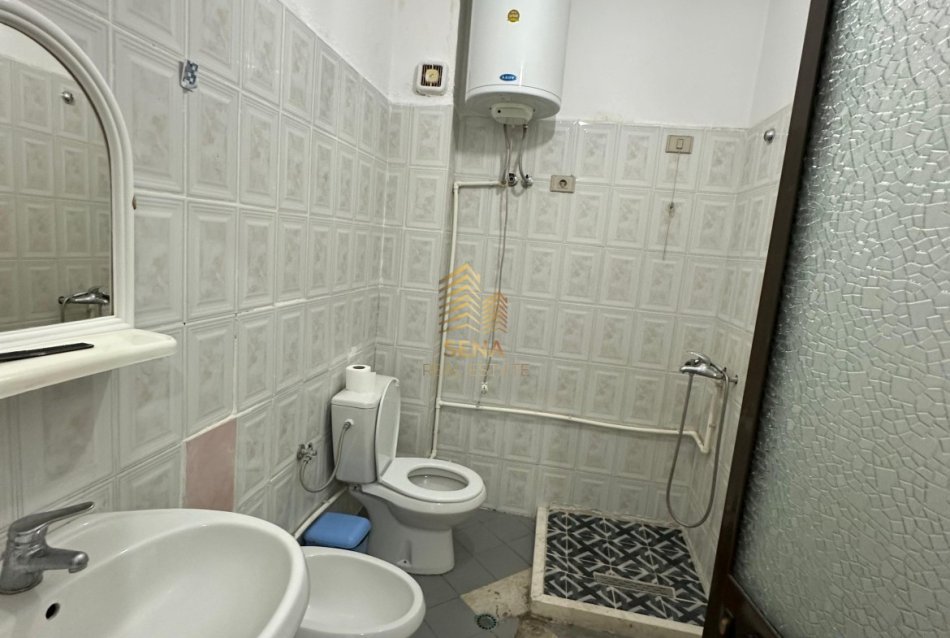 Tirane, jepet me qera apartament 1+1+Ballkon Kati 4, 80 m² 450 € (Rruga Ndre Mjeda)