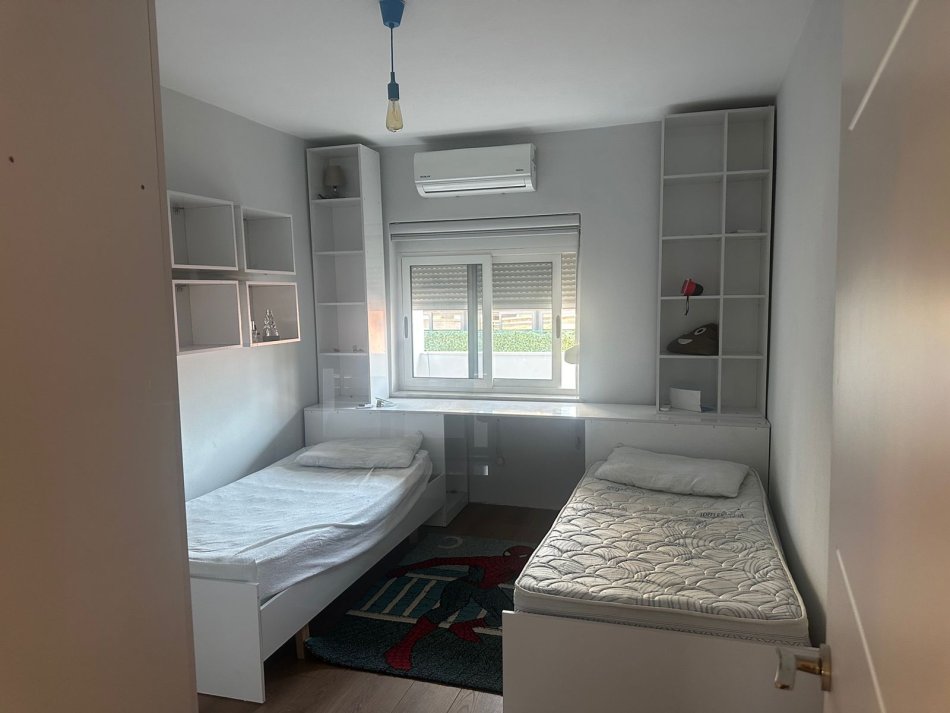 Jo Agjensi!! Tirane, Apartament 3+1 Kati 4, 100 m² 800 €