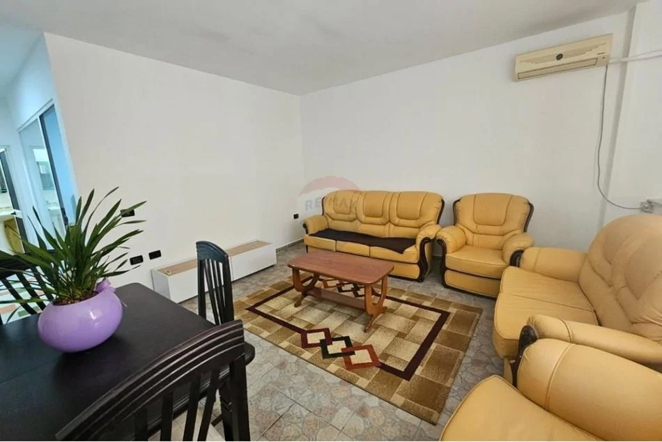 Tirane, jepet me qera apartament 1+1 Kati 8, 60 m² 450 € (komuna e parisit)