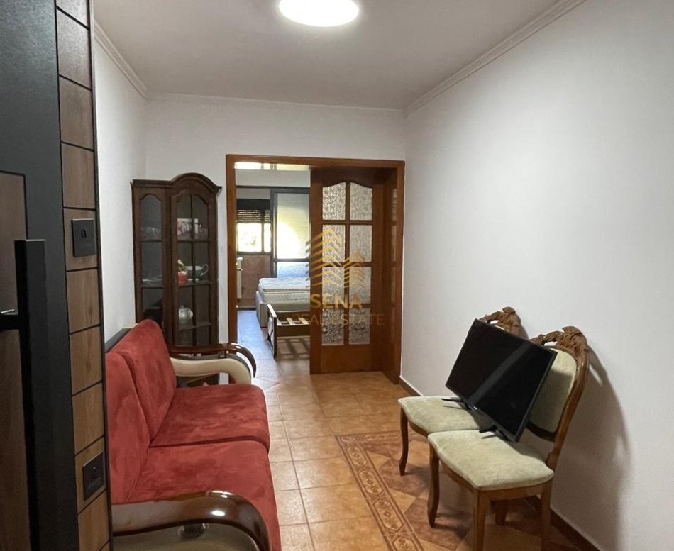 Tirane, jepet me qera apartament 1+1 Kati 3, 60 m² 450 € (Rruga Muhamet Gjollesha)