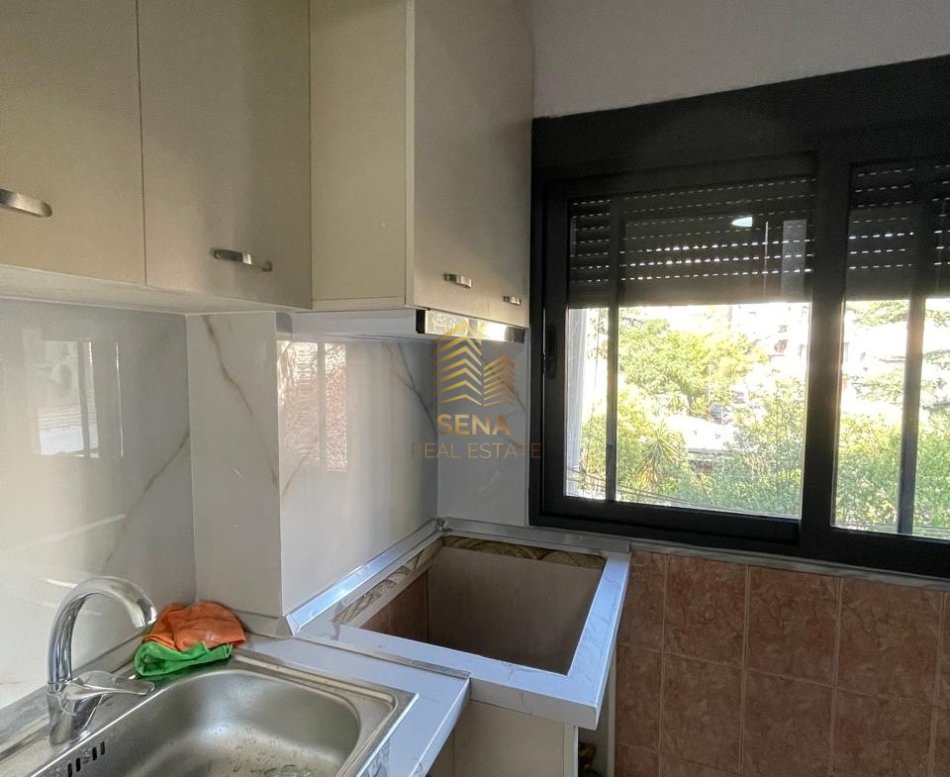 Tirane, jepet me qera apartament 1+1 Kati 3, 60 m² 450 € (Rruga Muhamet Gjollesha)
