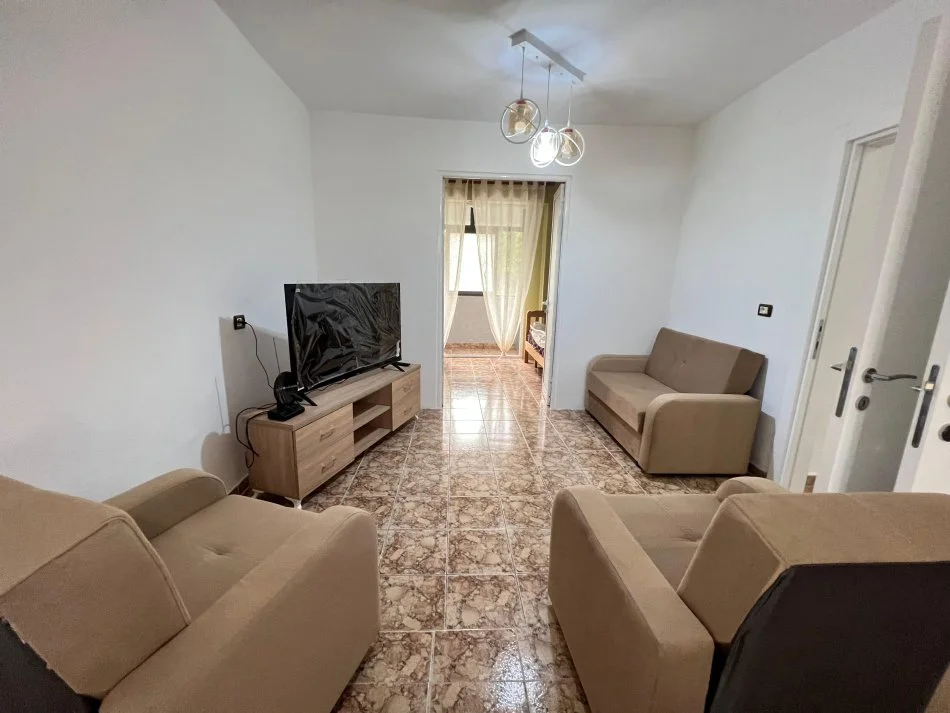 Tirane, jap me qera apartament 2+1+Ballkon Kati 2, 75 m² 500 € (RRUGA ASIM VOKSHI PERBALLE HARRY FULTZ)
