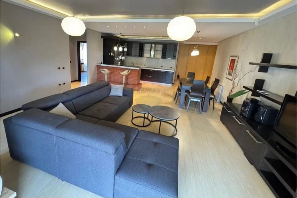 Tirane, jepet me qera 3+1 , 150 m² 650 € 