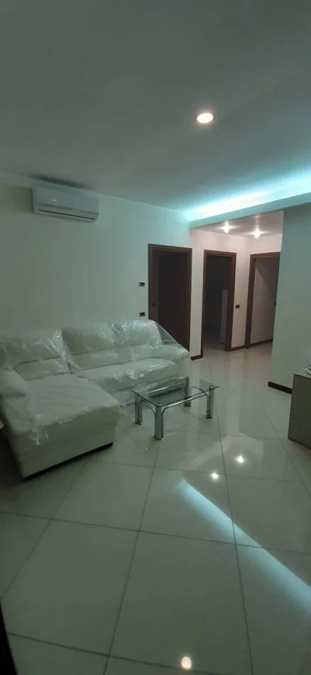 Tirane, jepet me qera apartament 1+1 Kati 3, 460 € 