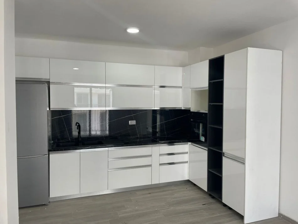 Tirane, jepet me qera apartament 3+1+Ballkon Kati 3, 117 m² 450 € (5 maj)