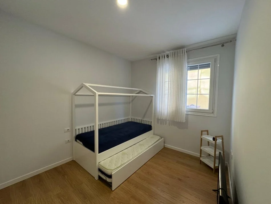 Tirane, jap me qera apartament 2+1 Kati 1, 80 m² 650 € (rruga liqeni i thate)