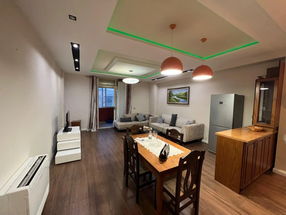 Tirane, jepet me qera apartament 2+1+Ballkon Kati 6, 107 m² 450 € 