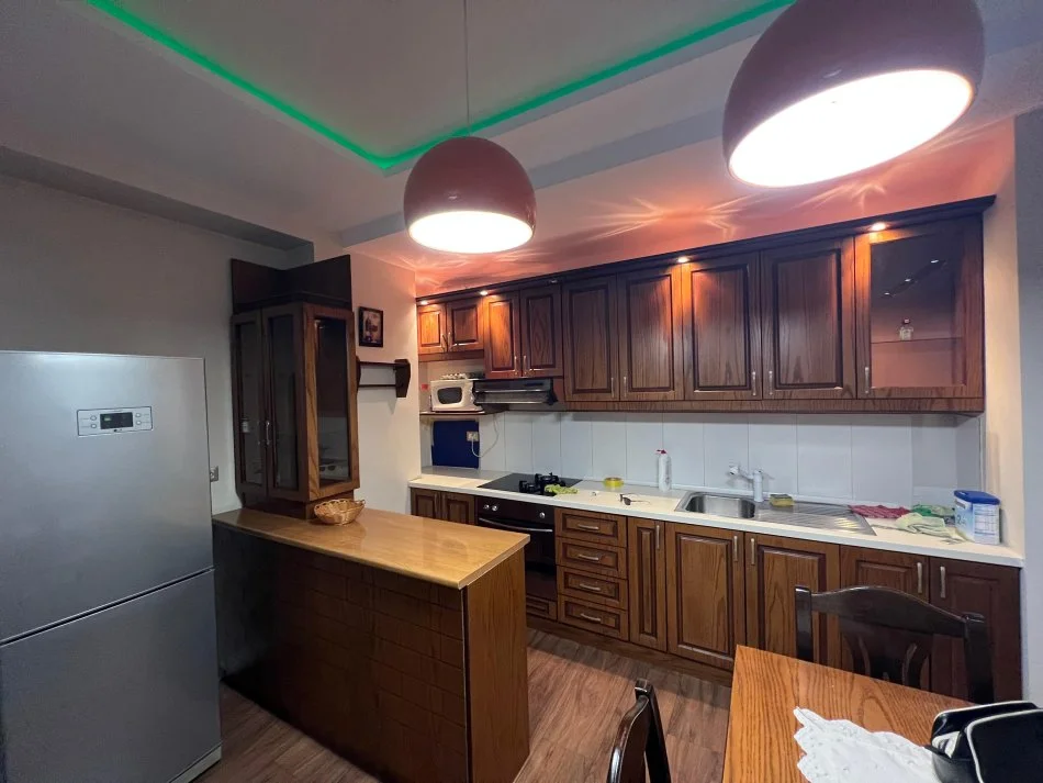 Tirane, jepet me qera apartament 2+1+Ballkon Kati 6, 107 m² 450 € 