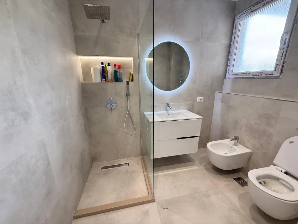 Tirane, jap me qera apartament 2+1+Ballkon Kati 3, 100 m² 1.000 € (rruga e dafinave)