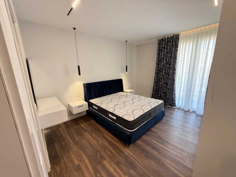 Tirane, jap me qera apartament 2+1+Ballkon Kati 3, 100 m² 1.000 € (rruga e dafinave)