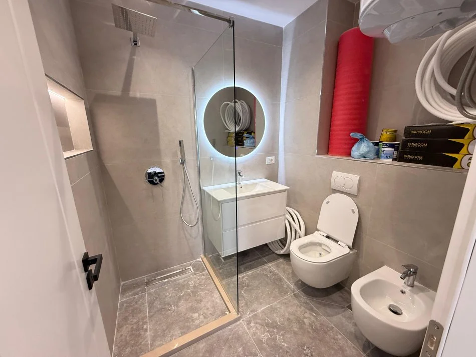 Tirane, jap me qera apartament 2+1+Ballkon Kati 3, 100 m² 1.000 € (rruga e dafinave)