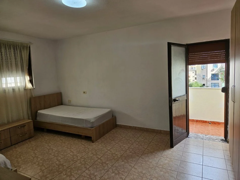 Tirane, jepet me qera apartament 2+1+Ballkon Kati 4, 90 m² 550 € (Sheshi Willson)