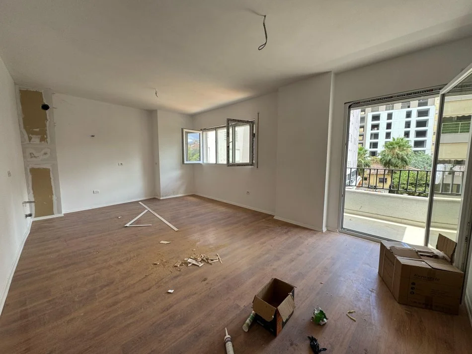 Tirane, jap me qera apartament 1+1+Ballkon Kati 1, 60 m² 600 € (rruga tefta tashko koco)