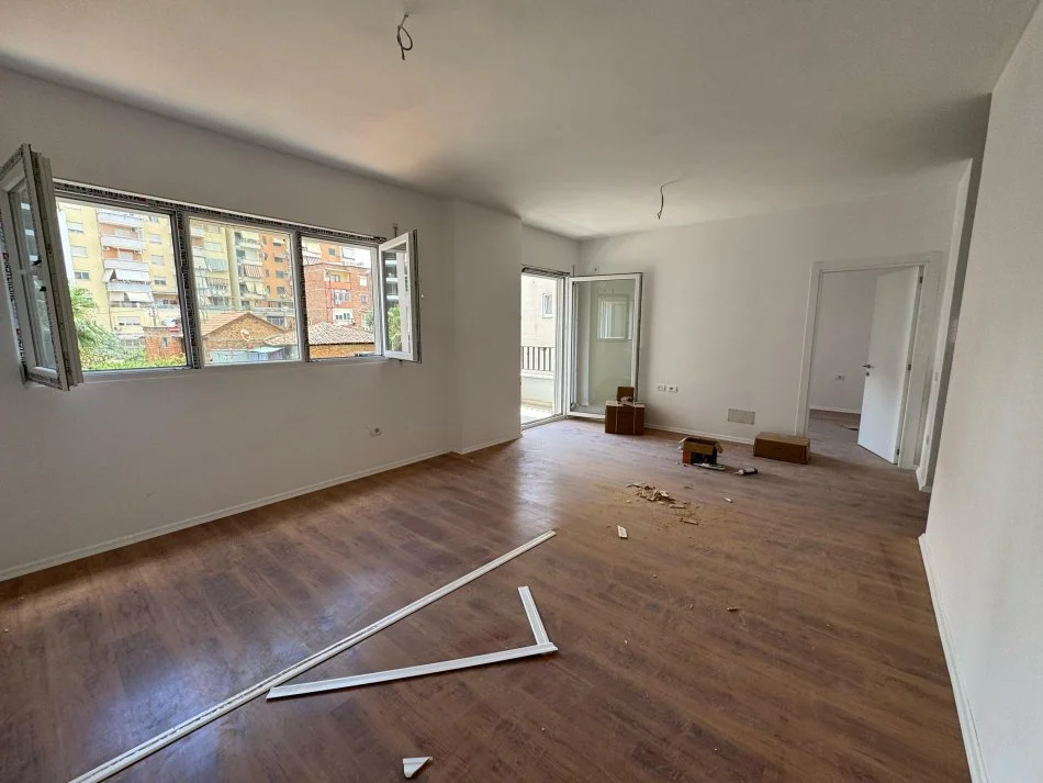 Tirane, jap me qera apartament 1+1+Ballkon Kati 1, 60 m² 600 € (rruga tefta tashko koco)