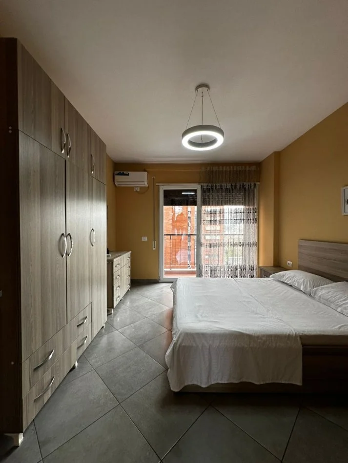 Tirane, jepet me qera apartament 1+1+Ballkon Kati 5, 75 m² 600 € (Jordan Misja SPAK)