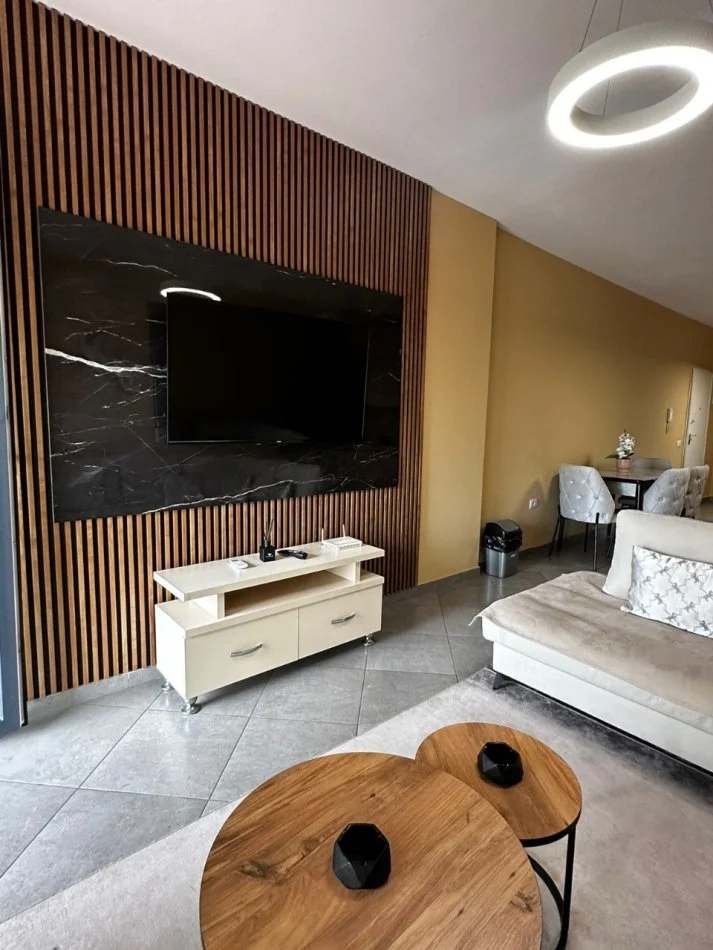 Tirane, jepet me qera apartament 1+1+Ballkon Kati 5, 75 m² 600 € (Jordan Misja SPAK)