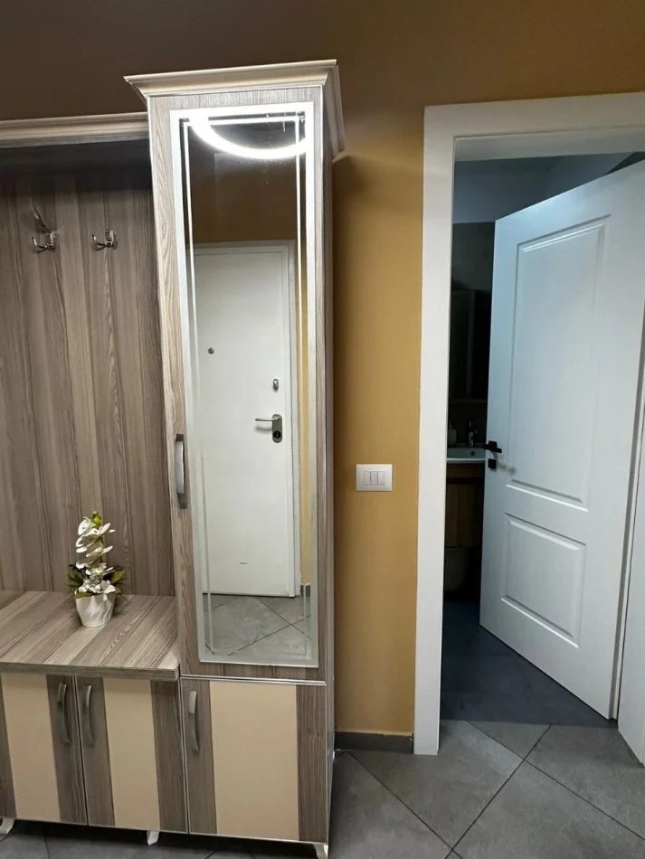Tirane, jepet me qera apartament 1+1+Ballkon Kati 5, 75 m² 600 € (Jordan Misja SPAK)