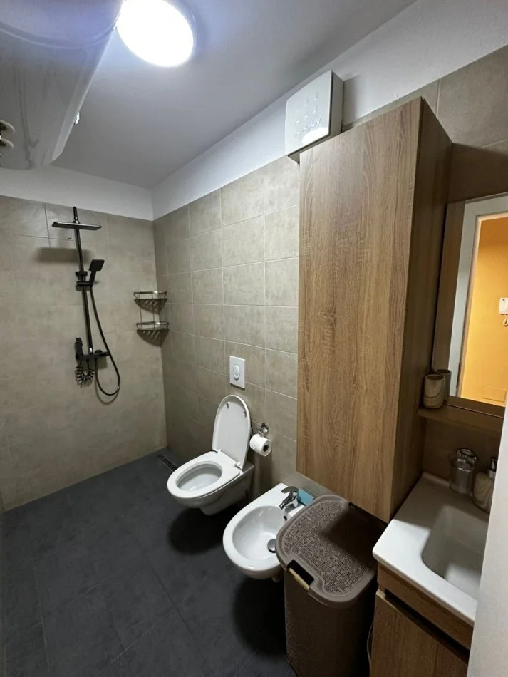 Tirane, jepet me qera apartament 1+1+Ballkon Kati 5, 75 m² 600 € (Jordan Misja SPAK)