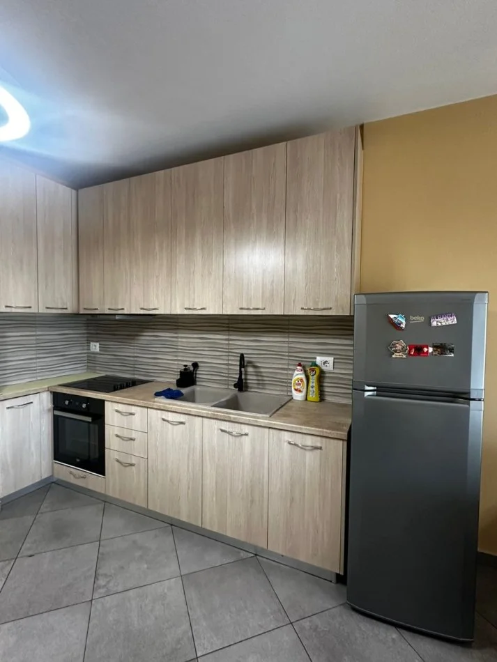 Tirane, jepet me qera apartament 1+1+Ballkon Kati 5, 75 m² 600 € (Jordan Misja SPAK)